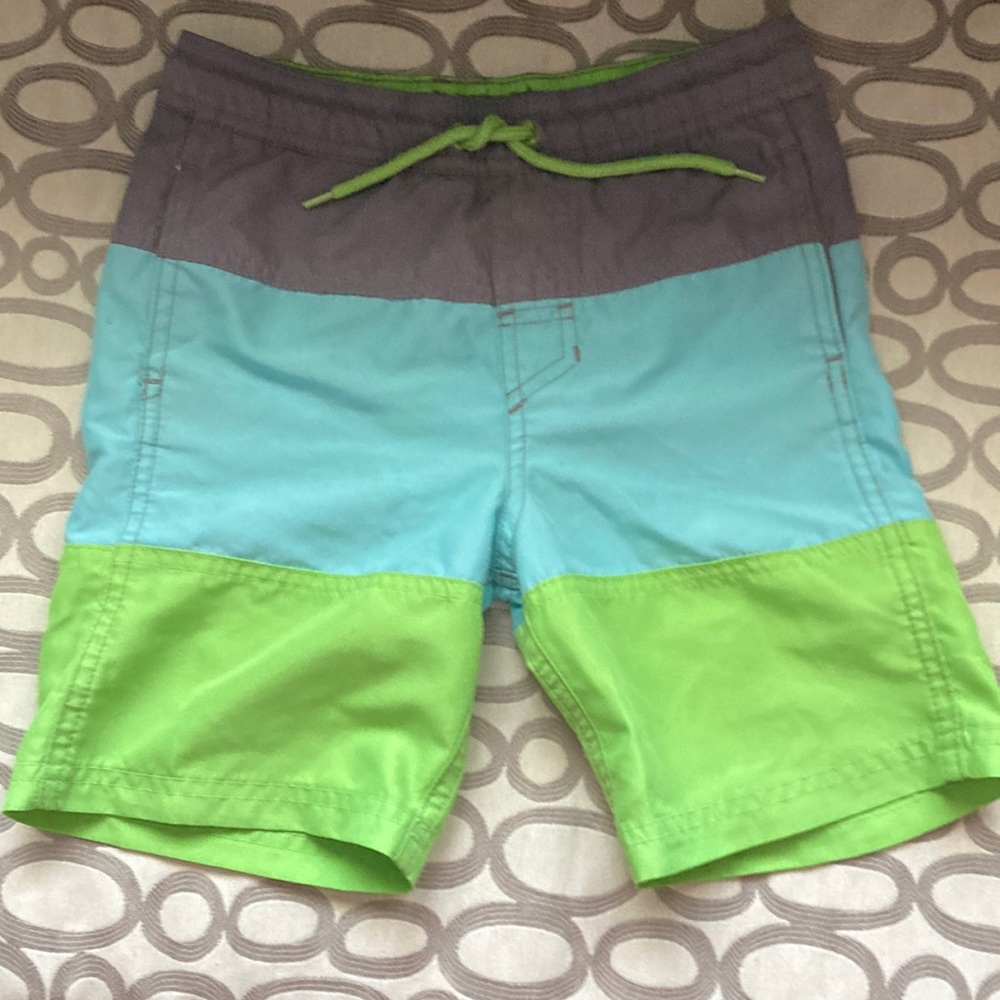 CAT & JACK BOY’S BLUE,GREEN & GRAY SWIMSUIT. Size s(6-7)